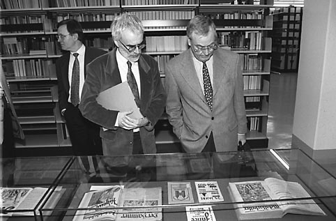 Besuch des DGB-Bundesvorstandes im Archiv der sozialen Demokratie (hier: im Magazin der Bibliothek) anlässlich der Übergabe der Bibliothek des DGB-Bundesvorstandes an die Friedrich-Ebert-Stiftung, 1995